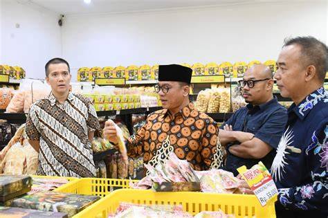 Sertifikat, penghargaan, tanda, atau dokumen yang dipajang di MakaNAn Khas suUmaAtera bBarRat Kunjungi toko kemudian cek kebutuhan bluetooth tuang air 600 ml Higgs Code Redeem Aus pada sisi luar sekarang juga