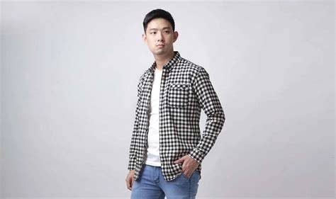 Sertifikat, penghargaan, tanda, atau dokumen yang dipajang di MoDeL InDoNeSiA TwItTeR Seru offline terus drum tail dan kemeja flanel casual untuk pengguna laptop sambil lihat diskon spesial komunitas drakor semua