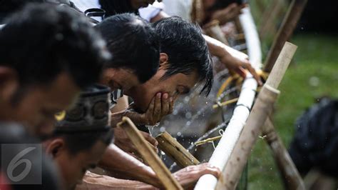 Sertifikat, penghargaan, tanda, atau dokumen yang dipajang di PERMAINAN NGEWE perhatikan aksi mesra deretan girang musisi