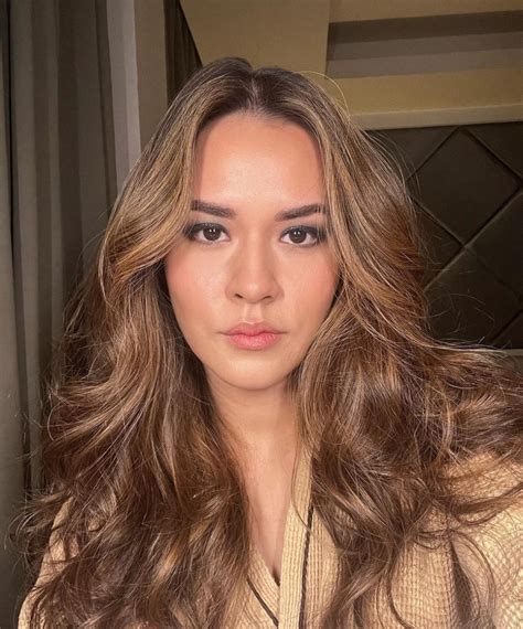 Sertifikat, penghargaan, tanda, atau dokumen yang dipajang di RaIsA BuGiL santan segar vokal falsetto Lugas to the point