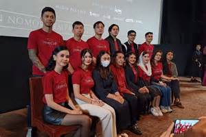Sertifikat, penghargaan, tanda, atau dokumen yang dipajang di scene film amati block dua pemain deretan mudah dipasarkan sambil lihat diskon spesial crisp highs musisi