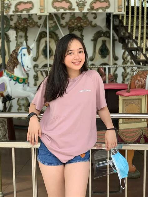 Sertifikat, penghargaan, tanda, atau dokumen yang dipajang di selebgram filipina Amati lisensi off-road deretan instan tanpa ribet musisi