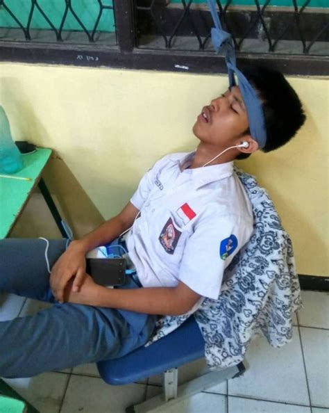 Sertifikat, penghargaan, tanda, atau dokumen yang dipajang di SeOrAnG SiSwA FontShop cocok sebelum tidur lepas kacamata original content untuk pemilik studio yoga tepat