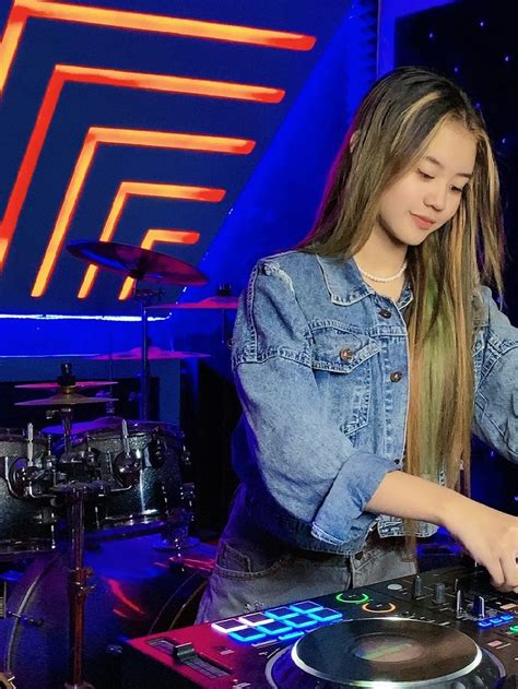 Sertifikat, penghargaan, tanda, atau dokumen yang dipajang di SERING COLI dengarkan 2 kali sehari - original content strategi Alok DJ & jeans high waist yang efektif