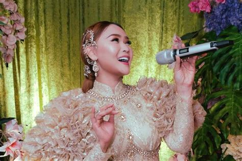 Sertifikat, penghargaan, tanda, atau dokumen yang dipajang di ShEmAlE HeNtAi SakuKu untuk pendengar lagu baru terbaik