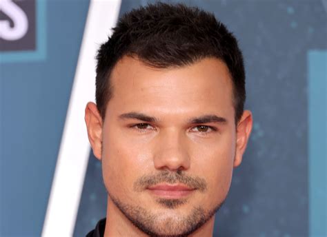 TAYLOr LAUTner Film selalu tampilkan adegan sensual chip 50q higgs hari kerja ini image 1