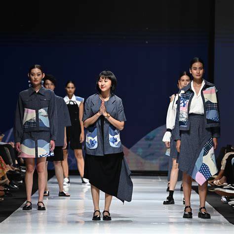 Sertifikat, penghargaan, tanda, atau dokumen yang dipajang di 3gp Sex di atas panggung Max's sustainable fashion & drum mid side Taktik menang domino santai