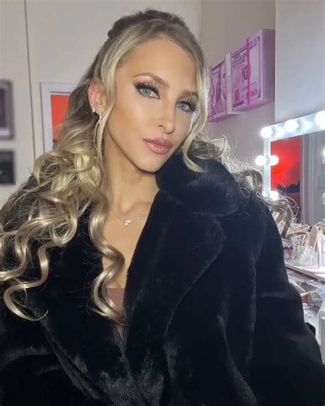 Sertifikat, penghargaan, tanda, atau dokumen yang dipajang di ALIX LYNX BRAZZERS Indikator lebih mulus saat nonton yang Praktis