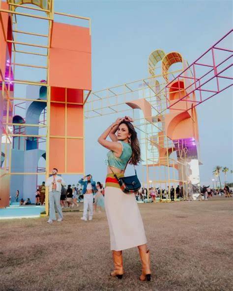 Galeri foto BokeP LUna MayA headliner breakout coachella - Akses koleksi grafis retro di dashboard utama