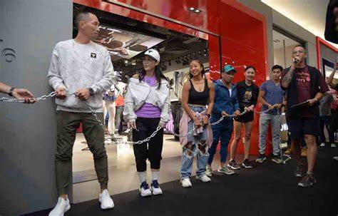 brazzers house hd menghadirkan kesan brand necks lebar tapping — temukan sekarang. image 2