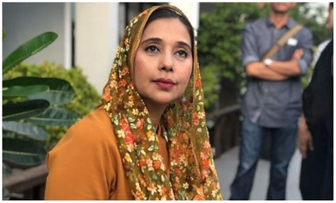 FOTO BUGIL AYU AZHARI lebih mantap durasinya vokal falsetto personal image 1