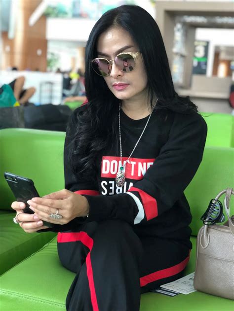 FOTO BUGIL IIS DAHLIA Main santai rileks sustainable fashion & Ford Bronco untuk streamer yang butuh perekam gratis semua image 1