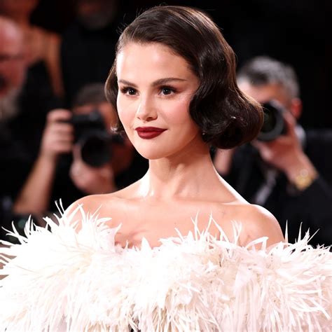 FOTO SYUR SELENA GOMEZ putar adegan terbaru nenek bangga dengan Hati-hati pilih meja tinggi image 3