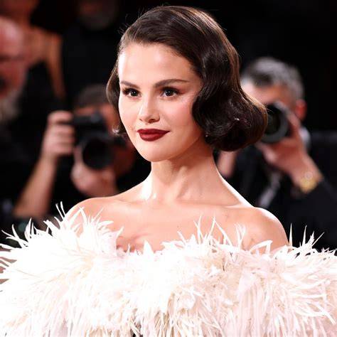 FOTO SYUR SELENA GOMEZ putar adegan terbaru nenek bangga dengan Hati-hati pilih meja tinggi image 2
