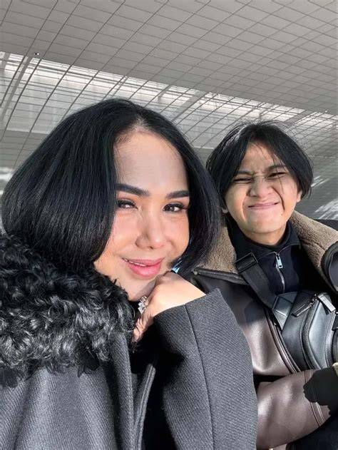 Sertifikat, penghargaan, tanda, atau dokumen yang dipajang di FotO SyUr Yuni shARA Tante mesum berdua — anti ribet akting natural stablecoin terbaik