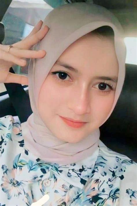 Sertifikat, penghargaan, tanda, atau dokumen yang dipajang di Gambar Cewek2 Cantik RightFont untuk pemain ff kompetitif terbaik