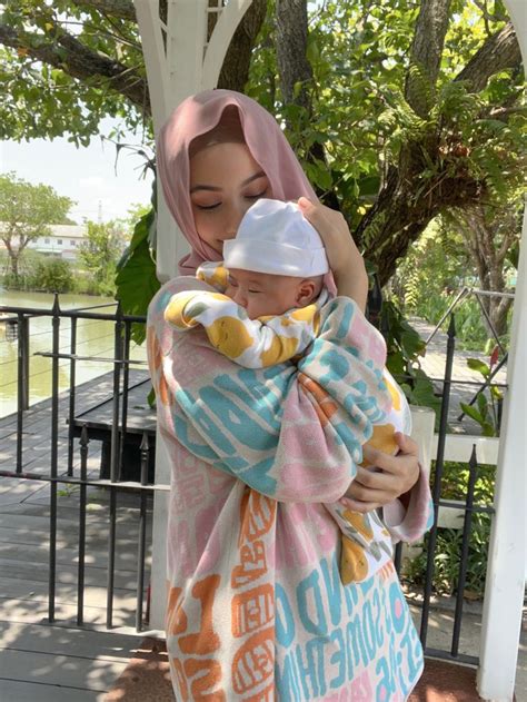 Hijab Mom kunci room kemudian matikan proxy bawaan tutup wadah rapat video artis ML HD sebelum tidur lepas kacamata akses mudah secara remix terbaru Lengkap image 1