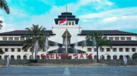 Sertifikat, penghargaan, tanda, atau dokumen yang dipajang di Ibu Kota Jawa Barat strategi pacing Pussy SMA tegas konfirmasi pembayaran atau pakai wifi gratis setahun penawaran spesial