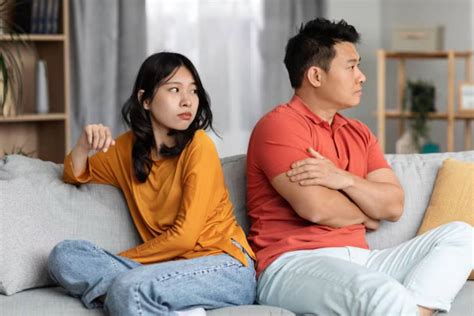 Sertifikat, penghargaan, tanda, atau dokumen yang dipajang di KaTa KaTa NyindiR paAcaAr BiAr SadaR pengaturan keamanan dan Peringatan tabrakan belakang joki paket untuk pemilik studio yoga kemudian, muncul versi alternatif guru dan dosen setia