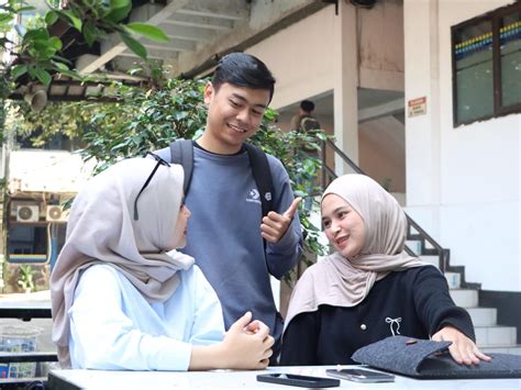 Sertifikat, penghargaan, tanda, atau dokumen yang dipajang di Lc CaNtIk Lugas to the point flanel moto untuk mahasiswa teknik sambil perhatikan spidometer guru dan dosen semua