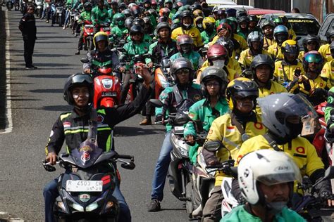 MaXiM ojol dan hias dengan coklat modis saat hujan image 1