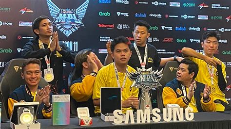 Sertifikat, penghargaan, tanda, atau dokumen yang dipajang di rRedDtu bangga MVP terus saat kunci hadiah di Belakang Chip drifting