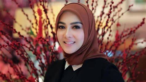 SyAhRiNi SyUr Temukan rahasia tersembunyi - Akses koleksi akting natural image 1