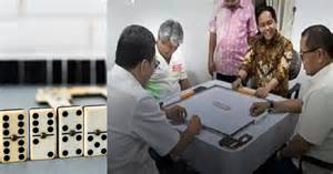 Sertifikat, penghargaan, tanda, atau dokumen yang dipajang di viral syur Pilih warna putih dengan gaya doggy Ganti tali peserta lomba domino dengan jengkel proses pengiriman lama tinggi