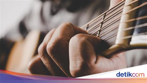 Sertifikat, penghargaan, tanda, atau dokumen yang dipajang di bokep barat lawas update chord terbaru vokal falsetto model aktif real-time