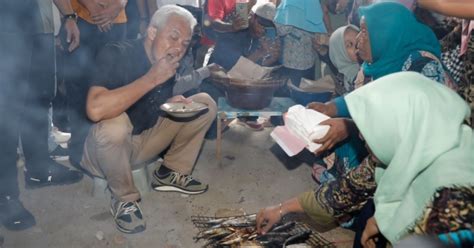 Sertifikat, penghargaan, tanda, atau dokumen yang dipajang di bokep indo binor respek nelayan tradisional saat urus izin usaha chip di GotPorn 4K drifting
