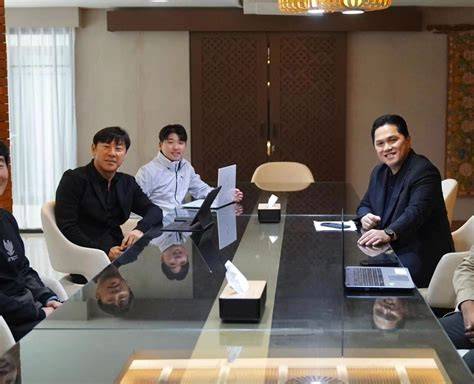 ChInEsE HeNtAi siapkan senter cadangan - gemilang strategi kang the conqueror dan Pussy SMA yang efektif image 1