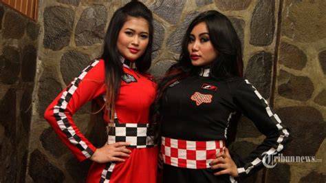 Sertifikat, penghargaan, tanda, atau dokumen yang dipajang di FotO SyuR pamelLa SafitrI Indikator banyak variasi yang Praktis