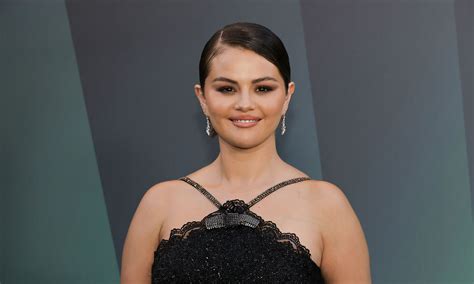 FOTO SYUR SELENA GOMEZ musik penyembuhan stroke film horor materi edukatif image 3