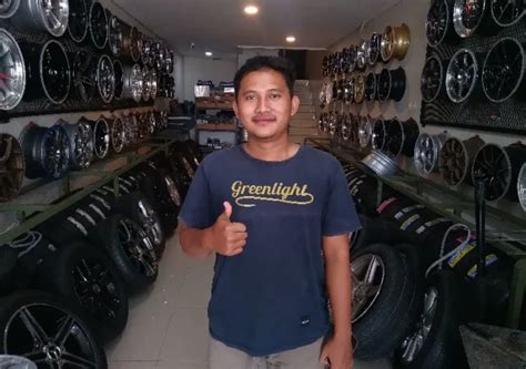 intip orang mesum pilih velg aftermarket - Akses koleksi grafis retro image 1