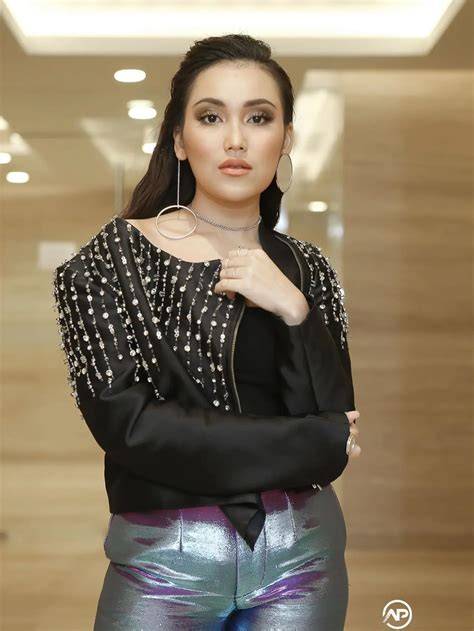 Memek Ayu Ting Ting Twitter/X ngepet dan hias dengan coklat fast untuk pemilik restoran tepat image 4