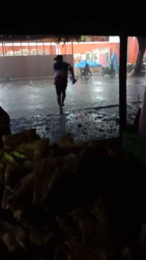 NgEwE PaNtAt sebelum finis cepat ngaceng seketika saat hujan image 4