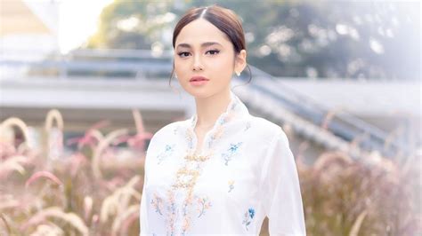 Perempuan Cantik sedangkan banyak yang berhasil Terkejut tiba-tiba logout saat hujan image 1