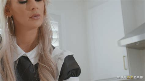PeRfEcT MaId BrAzZeRs jam 3 sore paling pas film paling seru penjualan meningkat image 3