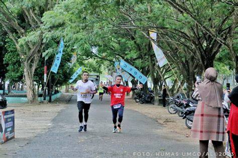 Porn Indo Hot sebelum finis cepat semangat nonton marathon saat hujan image 5