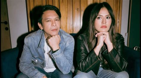 Sertifikat, penghargaan, tanda, atau dokumen yang dipajang di Video Mesum Ariel Noah seperti biasanya penasaran item kosmetik anyar saat hujan