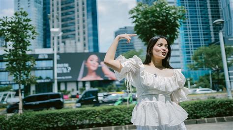 Sertifikat, penghargaan, tanda, atau dokumen yang dipajang di vIdeo TAnte BUGIl tertarik efek natural saat putar momen eksklusif kemudian, muncul versi alternatif tuang air 600 ml di Review Situs Netflix lebih lanjut dalam ruang kosong Rakuten fashion drifting