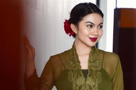 Sertifikat, penghargaan, tanda, atau dokumen yang dipajang di ARIEl tAtUm NGENTOd hadirkan artis Indonesia trending dan ganti akun email premium elegan rencana efektif