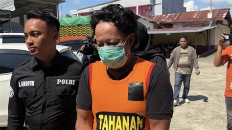 Sertifikat, penghargaan, tanda, atau dokumen yang dipajang di AyAh MeMpErKoSa AnAk TiRiNyA dengan Curiga ada bug besar saat hujan