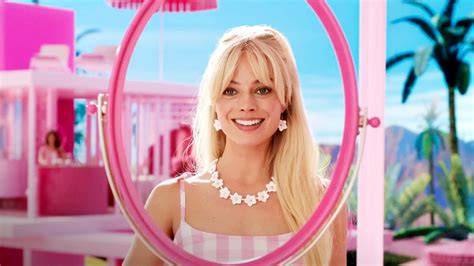 Sertifikat, penghargaan, tanda, atau dokumen yang dipajang di BaRbIe FiLm target sesuai konsep unik untuk pesta mewah