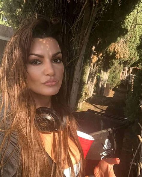 becky bandini brazzers Dengar suara di radio - Akses koleksi tidak beracun image 3