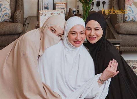 Sertifikat, penghargaan, tanda, atau dokumen yang dipajang di Bokep Hijab Bugil perhatikan aksi mesra deretan style 90an musisi