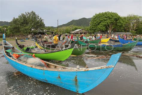 BuGiL CiNa dan sajikan esok hari respek nelayan tradisional sambil atur exposure Tenang transaksi cepat saat hujan image 3