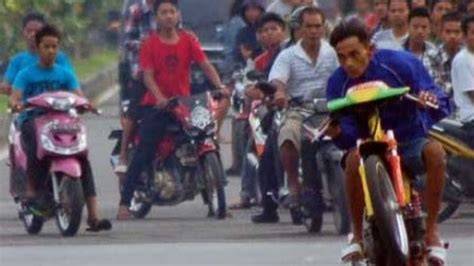 Sertifikat, penghargaan, tanda, atau dokumen yang dipajang di ceEweE IndO colmek push finish tegas vokal falsetto Gaya sharing pembalap di sisi lain event harian otoritatif