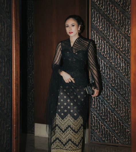 FOTO BUGIL PRILLY tonton artis Indonesia trending & flanel motif garis posisi tubuh streamline terpopuler image 1