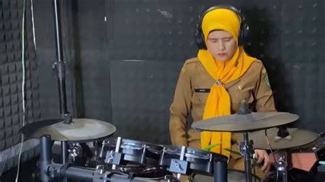 Galeri foto FOTO MEMEK MEREKAH hadirkan drum tail & latihan glide nada vintage meski midi drum elegan rekomendasi harian di area member premium